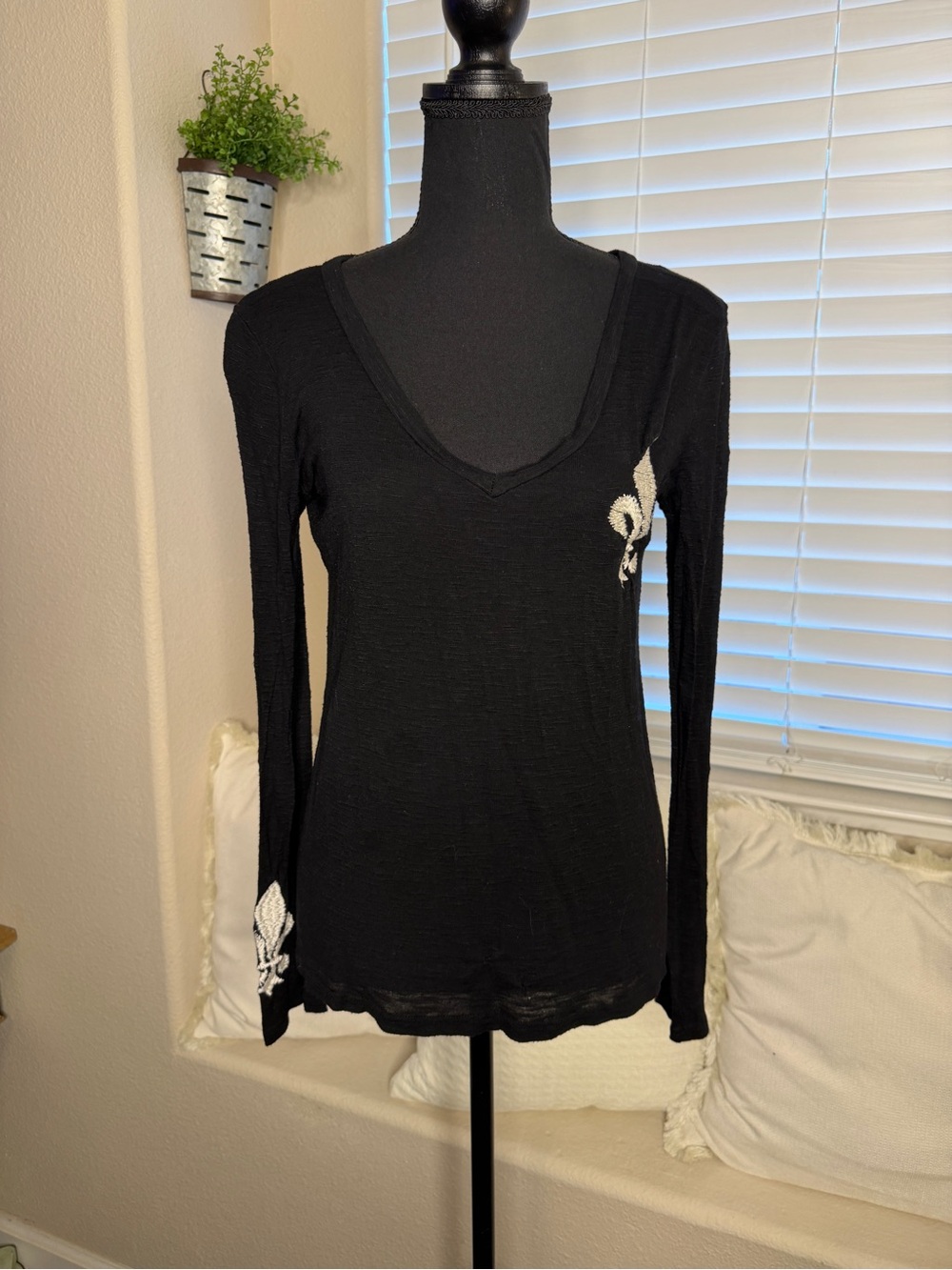 ENTI Black Slub Knit Fleur De Lis Embroidered V-Neck Top - Boho Grunge Y2K